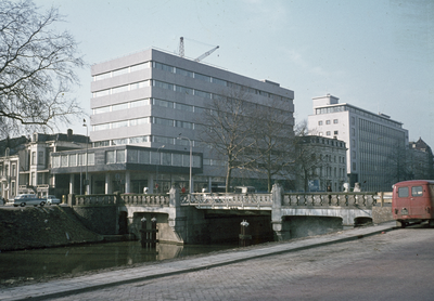 117587 Gezicht op de Willemsbrug over de Stadsbuitengracht te Utrecht, vanaf de Rijnkade, met op de achtergrond o.m. ...